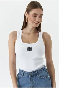 Белая женская футболка на толстых бретелях
