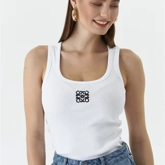 Белая женская футболка на толстых бретелях