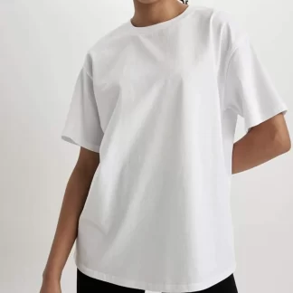 Белая футболка оверсайз с круглым вырезом