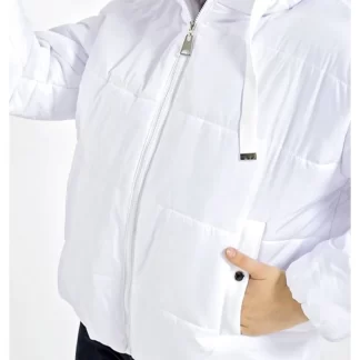 Белая куртка-пуховик с капюшоном