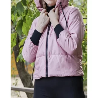Розовая куртка-пуховик с капюшоном