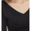 Черная блузка с v-образным вырезом 5