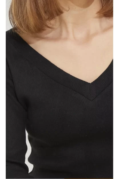 Черная блузка с v-образным вырезом 5