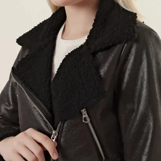 Черная кожаная куртка с меховыми рукавами и внутренним воротником, женская