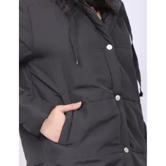 Черное стеганое пальто-миди