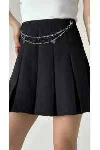 Черная мини-юбка со складками и цепочками