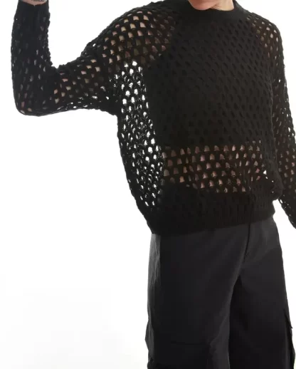 Черный свитер тонкой вязки с ажурной деталью