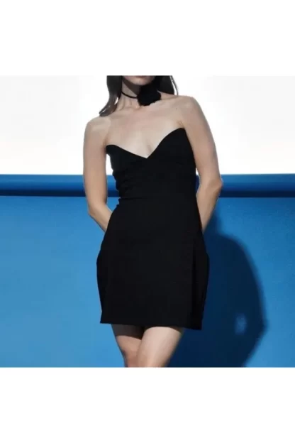 Черное мини-платье без бретелек модели 2