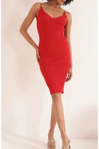 Детальные модели красного трикотажного платья-броши с бретелями