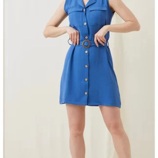 Модели синего платья с воротником рубашки и поясом
