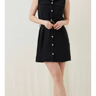Модели черного платья с рубашечным воротником и поясом
