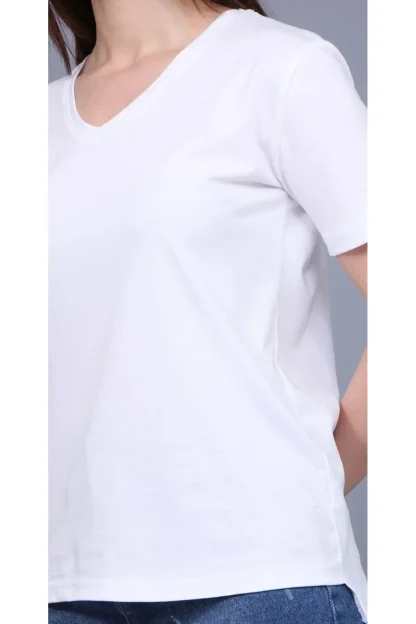 Белая футболка с коротким рукавом и V-образным вырезом 3